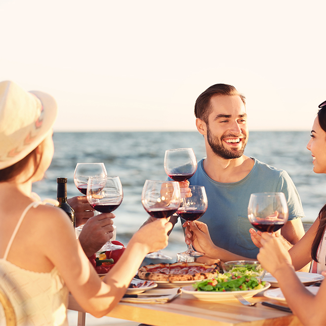 Beachfront. Dinner. Delight.